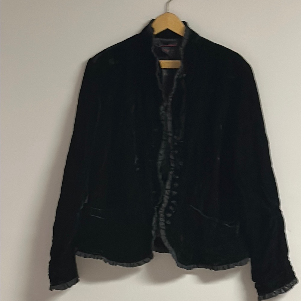 STUNNING Women's Black Velvet Jacket. Beautiful details